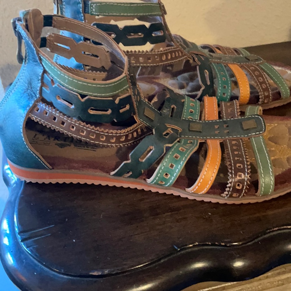 L’artiste sandals/ colorful.